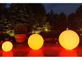Lampy ogrodowe - świecące kule ogrodowe w różnych kolorach.