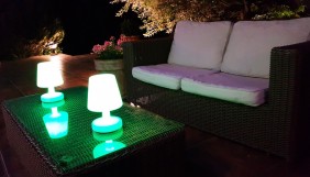 Lampka dekoracyjna LED RGB, przenośna, indukcyjna, 16 kolorów, różne funkcje.