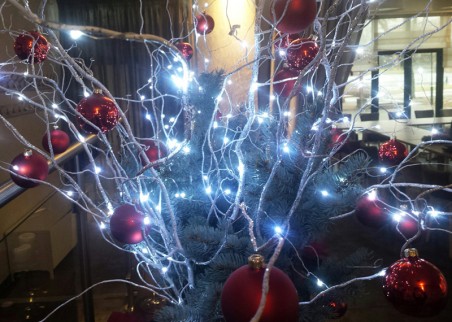 Oświetlenie świąteczne Okej Lux, przykład dekoracji, kolor zimny biały