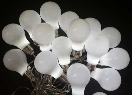 Lampki ogrodowe LED z nakładkami imitującymi tradycyjne żarówki E27