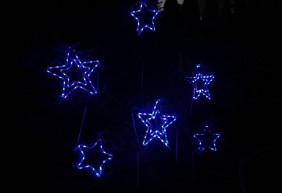 Zestaw 6 gwiazd z węża LED: 3x45cm + 3x30cm. Kolory niebieski i zimny biały, co 10 LED migający.