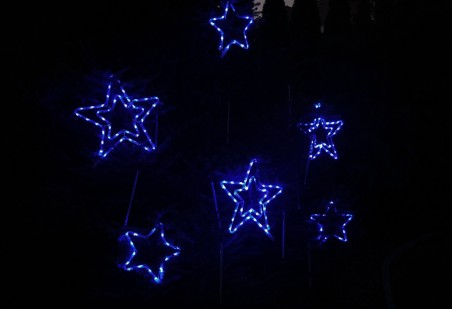 Zestaw 6 gwiazd z węża LED: 3x45cm + 3x30cm. Kolory niebieski i zimny biały, co 10 LED migający. Zestaw 6 gwiazd z węża LED: 3x45cm + 3x30cm. Kolory niebieski i zimny biały, co 10 LED migający.