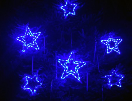 Zestaw 6 gwiazd z węża LED: 3x45cm + 3x30cm. Kolory niebieski i zimny biały, co 10 LED migający. Zestaw 6 gwiazd z węża LED: 3x45cm + 3x30cm. Kolory niebieski i zimny biały, co 10 LED migający.
