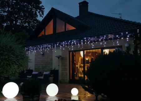 Zwisające sople LED - kurtyna świetlna Zwisające sople LED - kurtyna świetlna