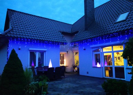 Zwisające diody LED tworzą ozdobne sople. Kurtyna zewnętrzna w kolorze niebieskim z timerem i efektem błysku. Zwisające diody LED tworzą ozdobne sople. Kurtyna zewnętrzna w kolorze niebieskim z timerem i efektem błysku.
